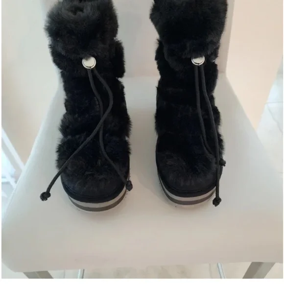 Elegant Black Fur Winter Boots - Picture 3 of 9